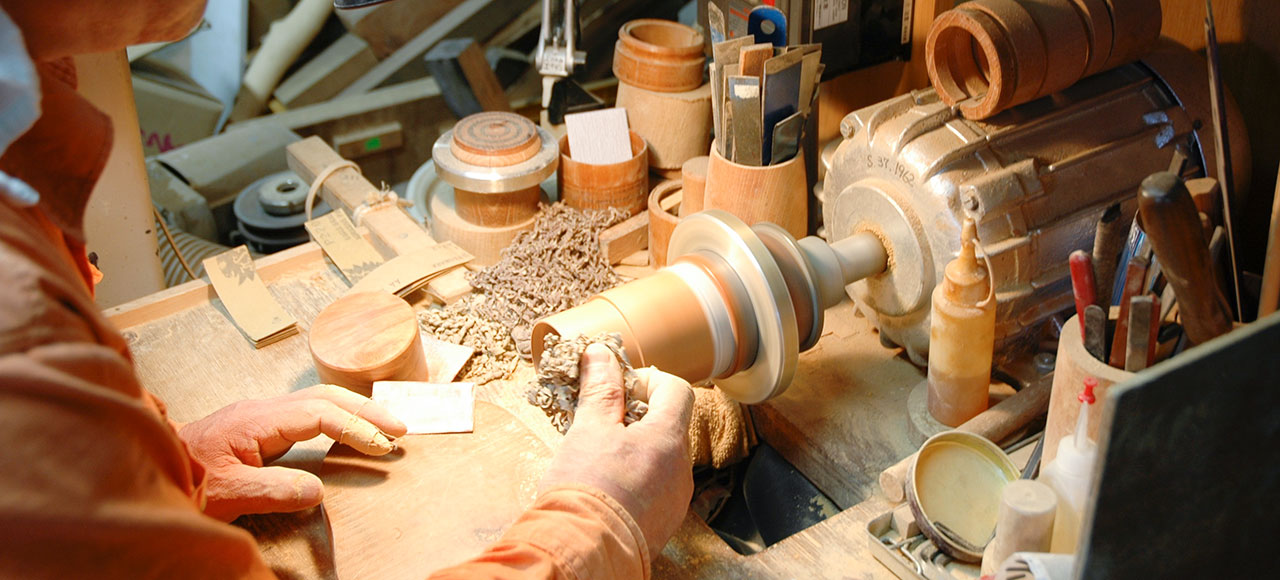 野原工芸の欅の茶筒製作